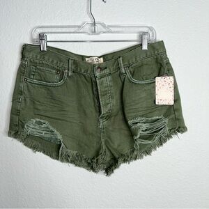Free People Shorts Women’s size 31 Sage Green Distressed Cutoff Denim A5
